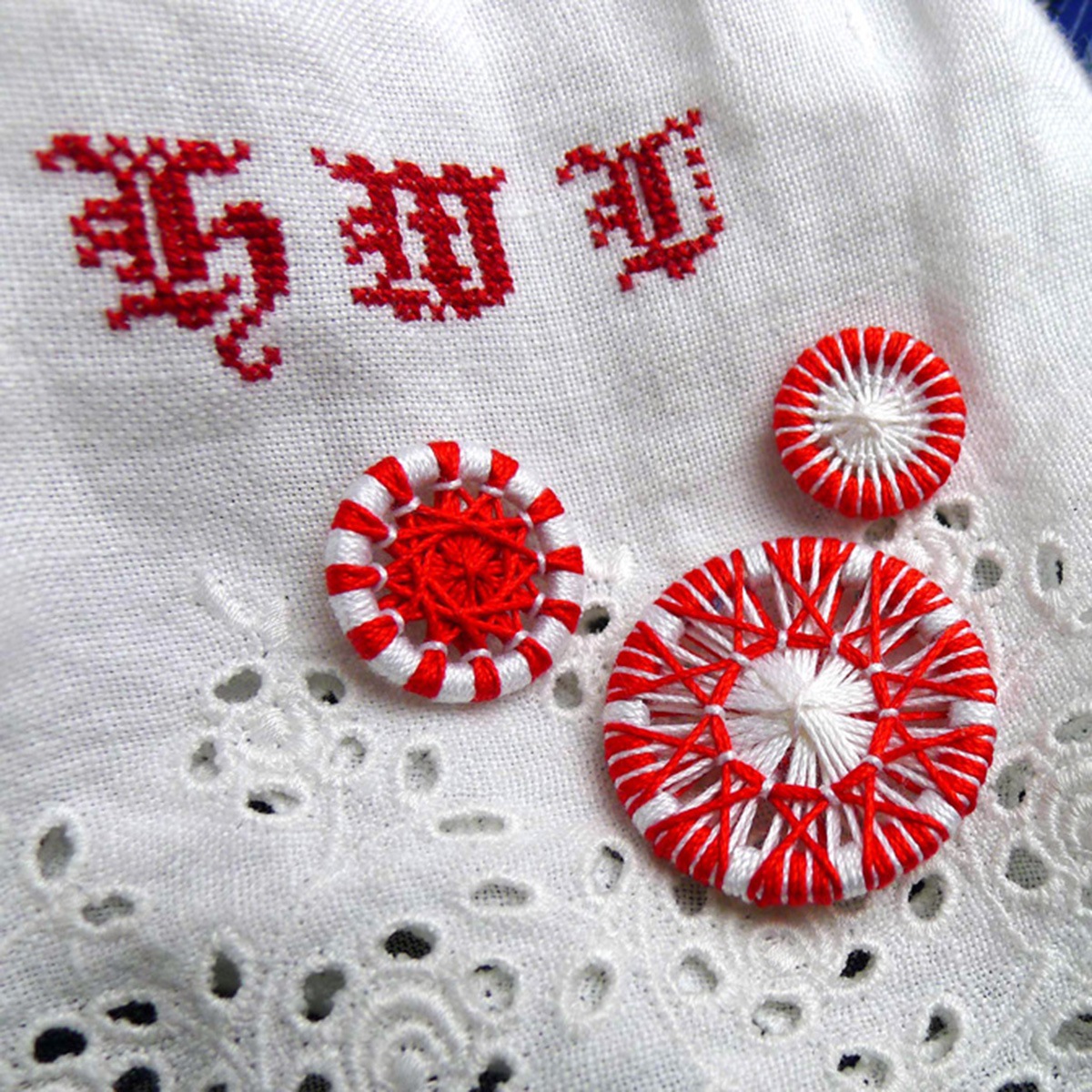 Traditionelle Zwirnknöpfe in Rot und Weiß