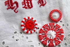 Traditionelle Zwirnknöpfe in Rot und Weiß