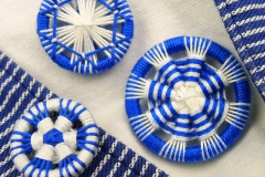 Traditionelle Zwirnknöpfe in Weiß und Blau