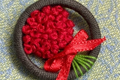 Ein Rosenstrauß im Zwirnknopf