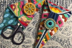 Scherenetuis mit Zwirnknöpfen