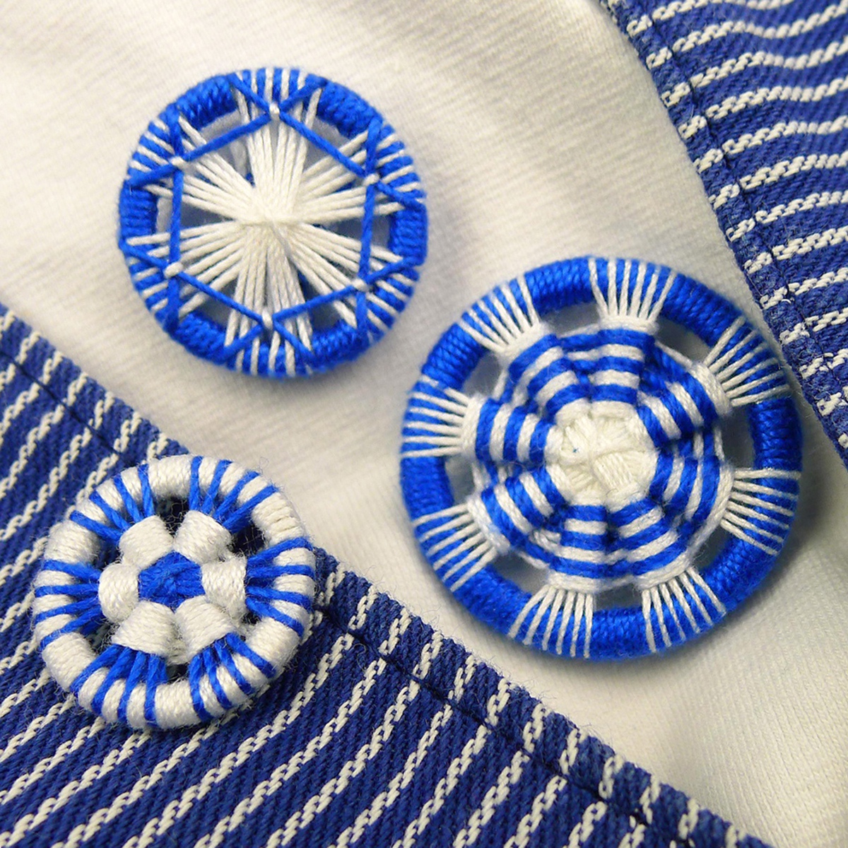 Traditionelle Zwirnknöpfe in Weiß und Blau